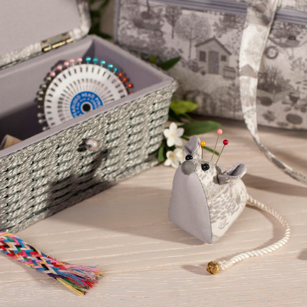 Pincushion Mouse In the Garden - Hobby Gift PCM\596