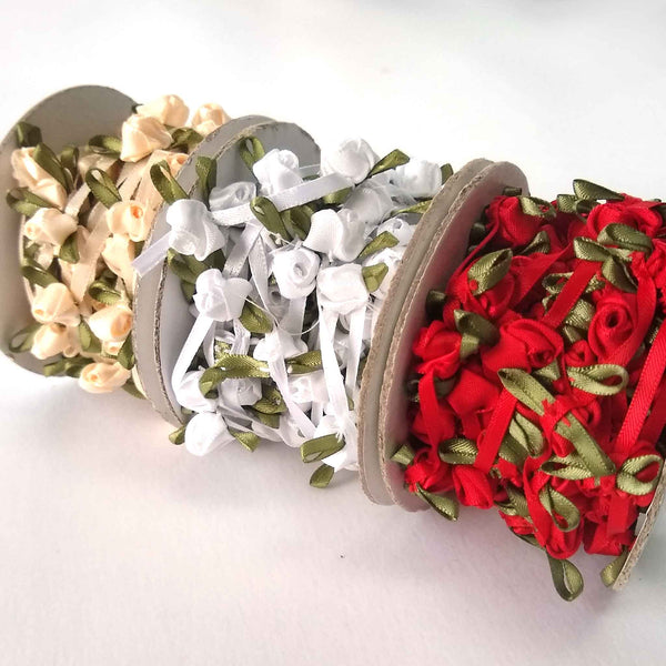 4 mm Cream Continuous Rose with 1 cm Ribbon Roses
